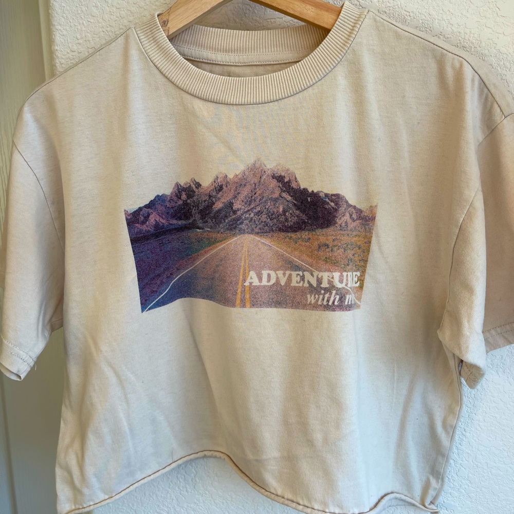 “Adventure with me” graphic crop tee